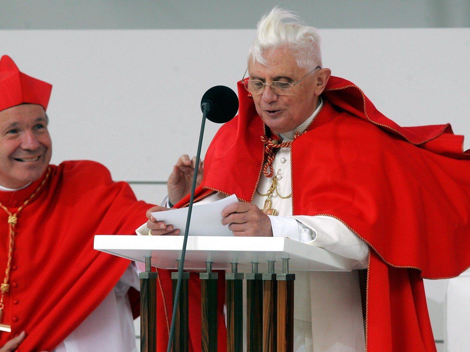 Dankmesse am 28. Februar im Stephansdom. Im Bild: Papst Benedikt XVI. mit Christoph Schönborn in Wien.