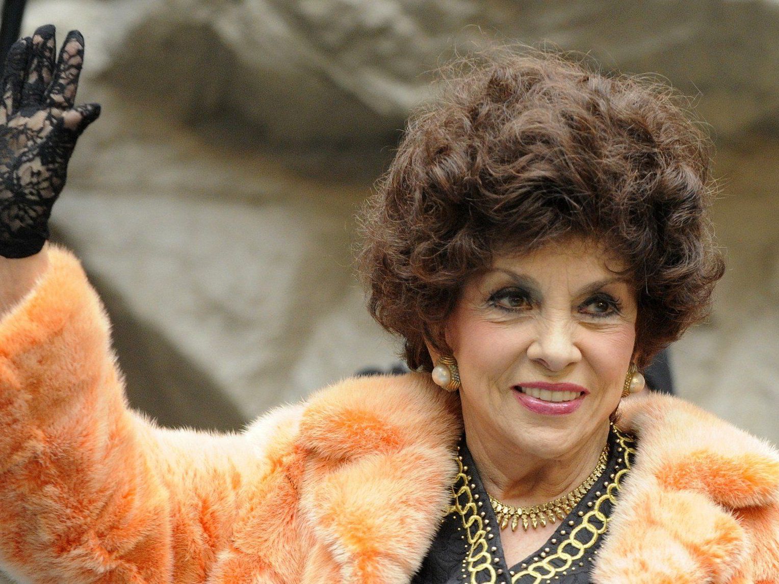 Gina Lollobrigida enttäuschte ihre Fans bei der kurzen Autogrammstunde in der Lugner City.