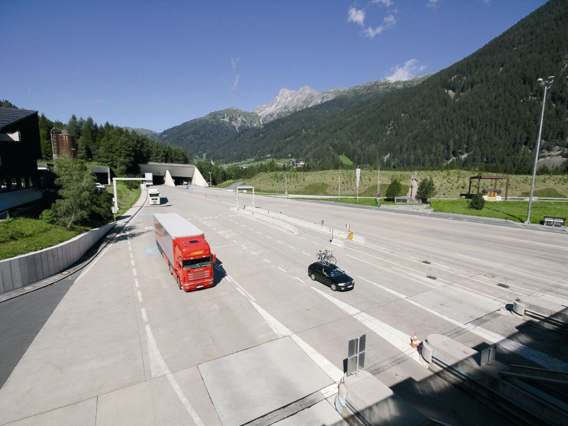 Arlbertunnel-Sperren: Frächter fordern Aussetzung der Pass-Fahrverbote Arlbertunnel-Sperren: Frächter fordern Aussetzung der Pass-Fahrverbote