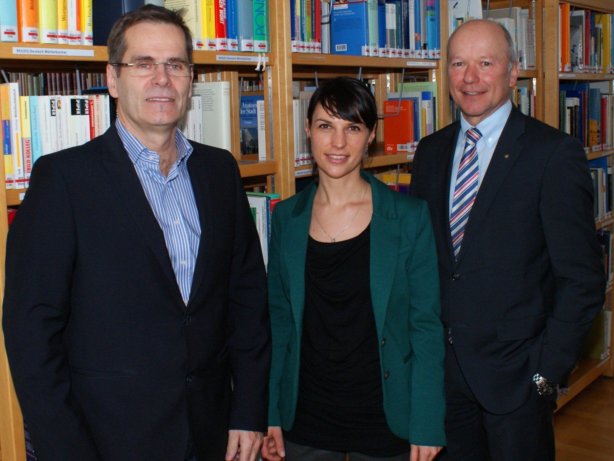 Direktor Helmut Abl vom Gymnasium Bludenz (links), Marketinglady Kathrin Mair und Vorstandsvorsitzender Christian Ertl von der Sparkasse Bludenz freuen sich auf die Zusammenarbeit. Direktor Helmut Abl vom Gymnasium Bludenz (links), Marketinglady Kathrin Mair und Vorstandsvorsitzender Christian Ertl von der Sparkasse Bludenz freuen sich auf die Zusammenarbeit.