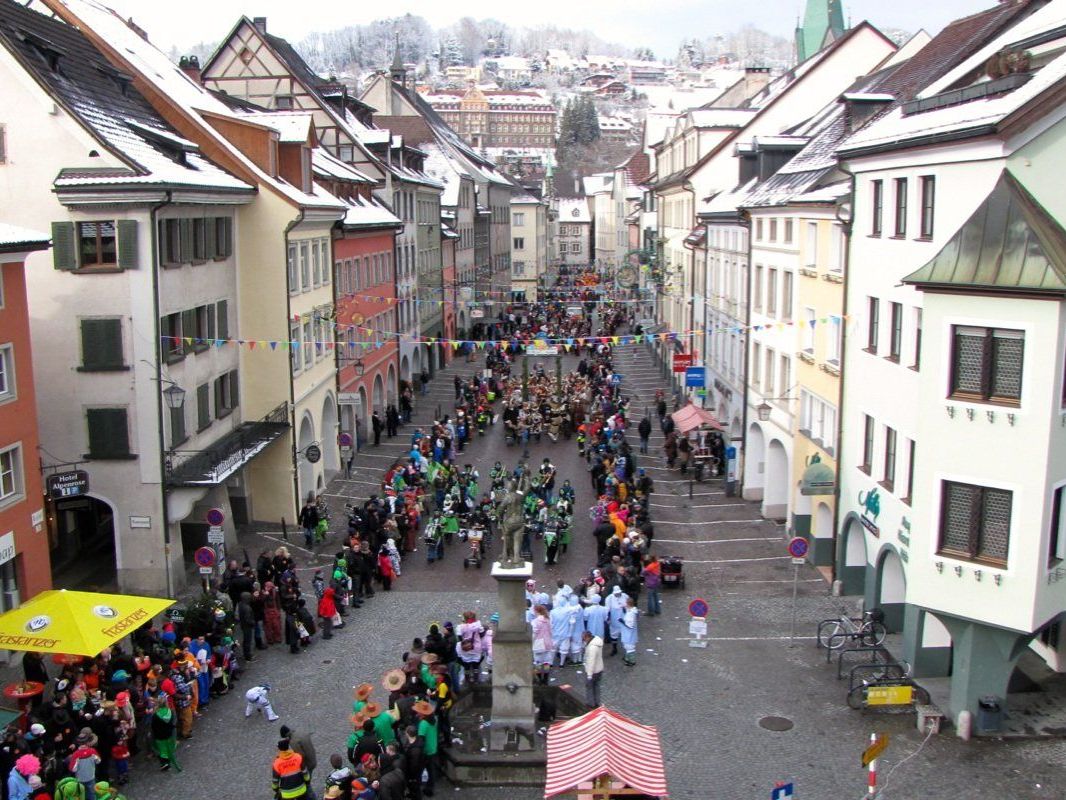Ein buntes närrisches Treiben herrschte durch die Gassen der Montfortstadt - wie etwa hier in der Neustadt Ein buntes närrisches Treiben herrschte durch die Gassen der Montfortstadt - wie etwa hier in der Neustadt