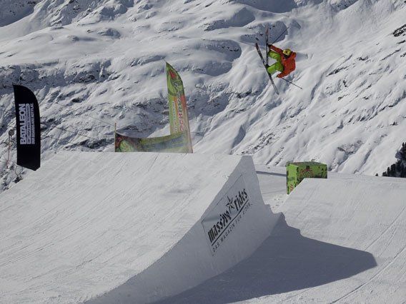 „Kirschbaum Battle“ im Stanton-Park am Rendl in St. Anton am Arlberg Bildnachweis: www.simon-vanhal.com „Kirschbaum Battle“ im Stanton-Park am Rendl in St. Anton am Arlberg Bildnachweis: www.simon-vanhal.com