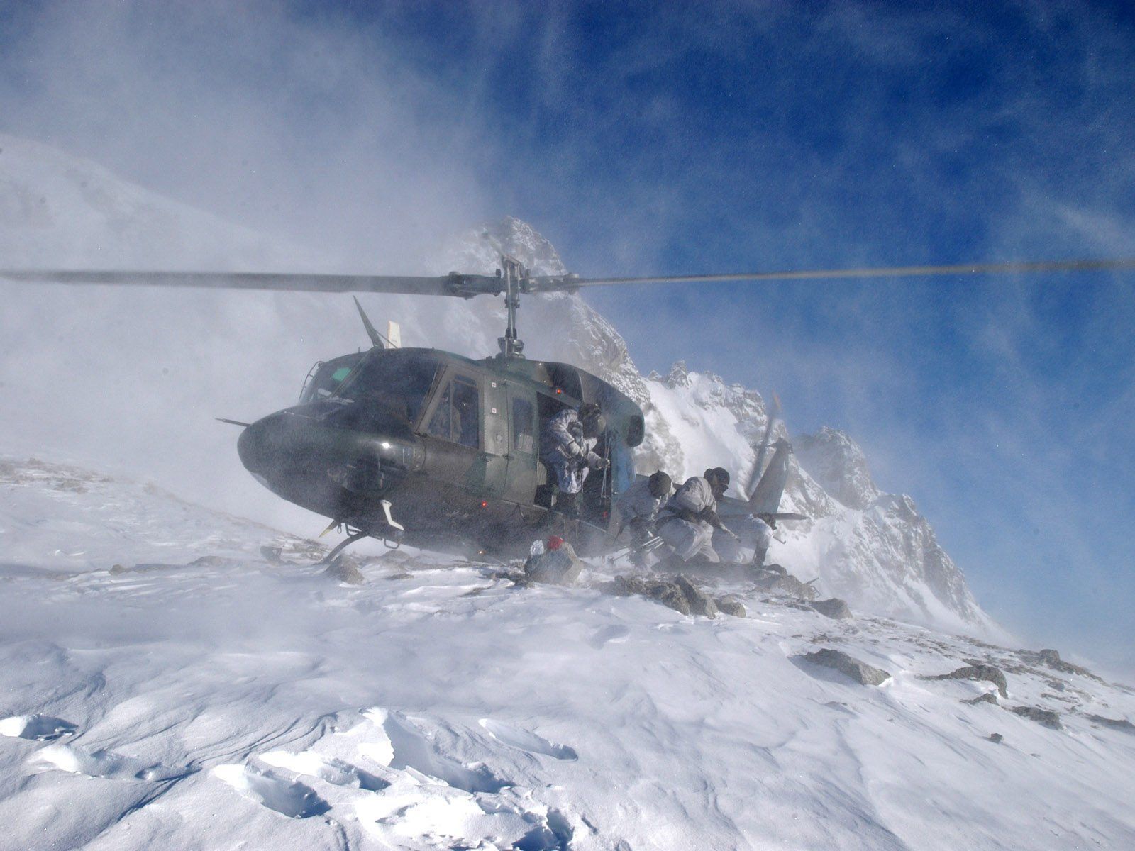 Vermutlich der Übungsteil, der den Beteiligten am meisten Spaß macht: Heli-Skiing in der militärischen Variante. Vermutlich der Übungsteil, der den Beteiligten am meisten Spaß macht: Heli-Skiing in der militärischen Variante.