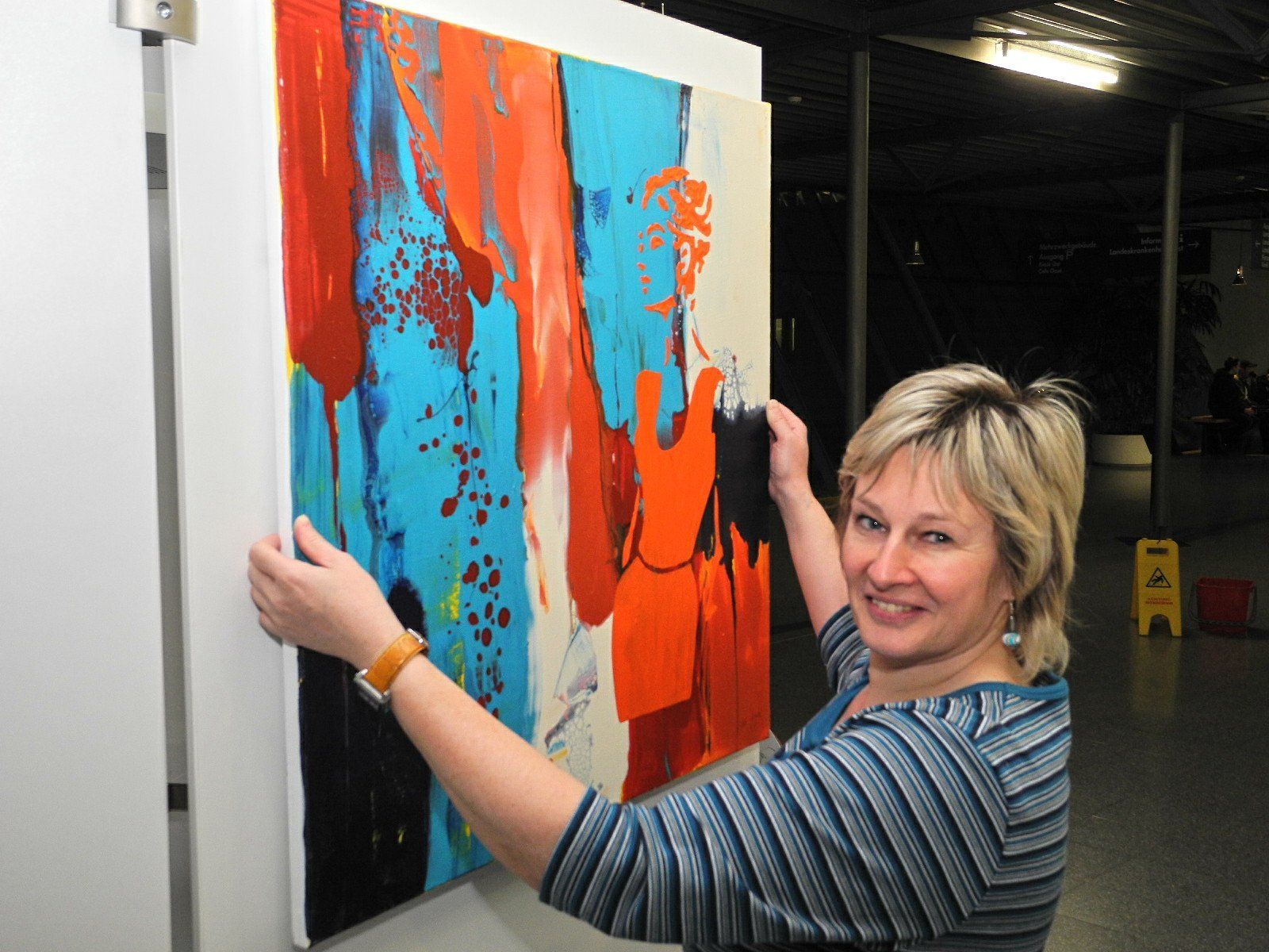 Ulli Geiger beim Aufhängen eines ihrer Werke für die Ausstellung "Lichtblicke" im Foyer des LKH Feldkirch auf Ulli Geiger beim Aufhängen eines ihrer Werke für die Ausstellung "Lichtblicke" im Foyer des LKH Feldkirch auf