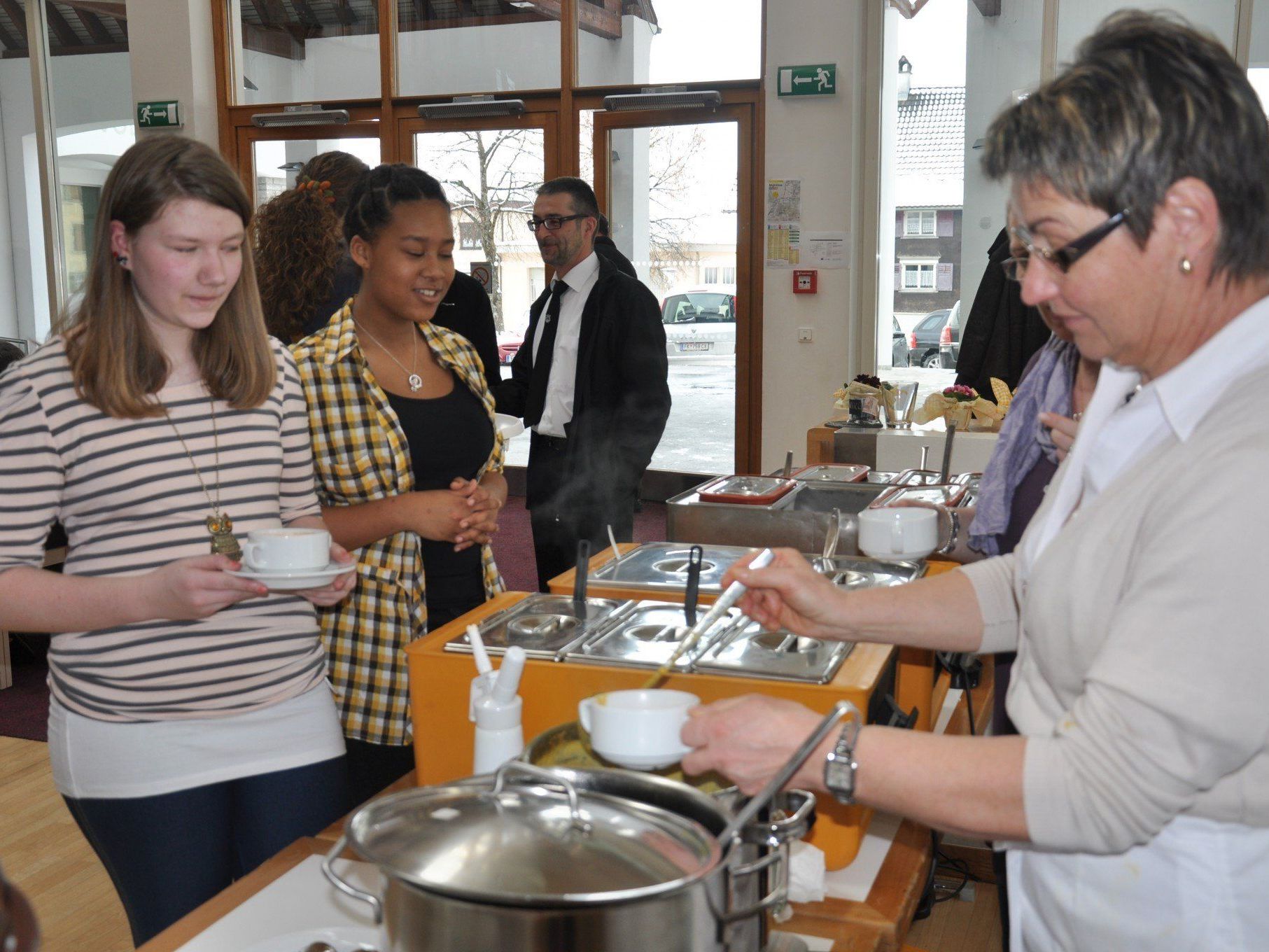 Über 500 leckere Suppen wurden für den guten Zweck an den Mann gebracht. Über 500 leckere Suppen wurden für den guten Zweck an den Mann gebracht.