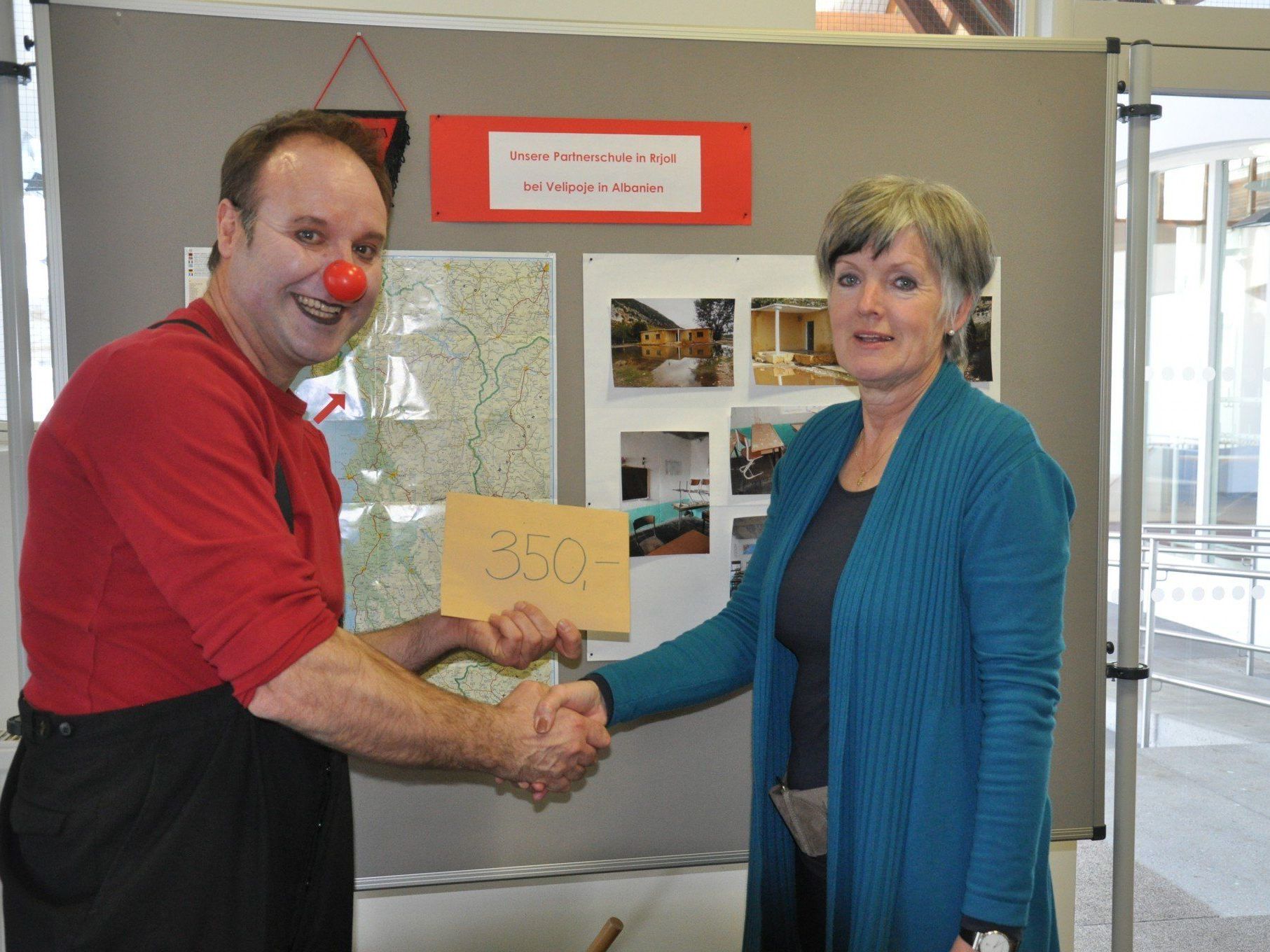 Pantomime Thiemo Dalpra spendet Gage für einen guten Zweck und übergibt diese an Direktorin Claudia Mayerhofer. Pantomime Thiemo Dalpra spendet Gage für einen guten Zweck und übergibt diese an Direktorin Claudia Mayerhofer.