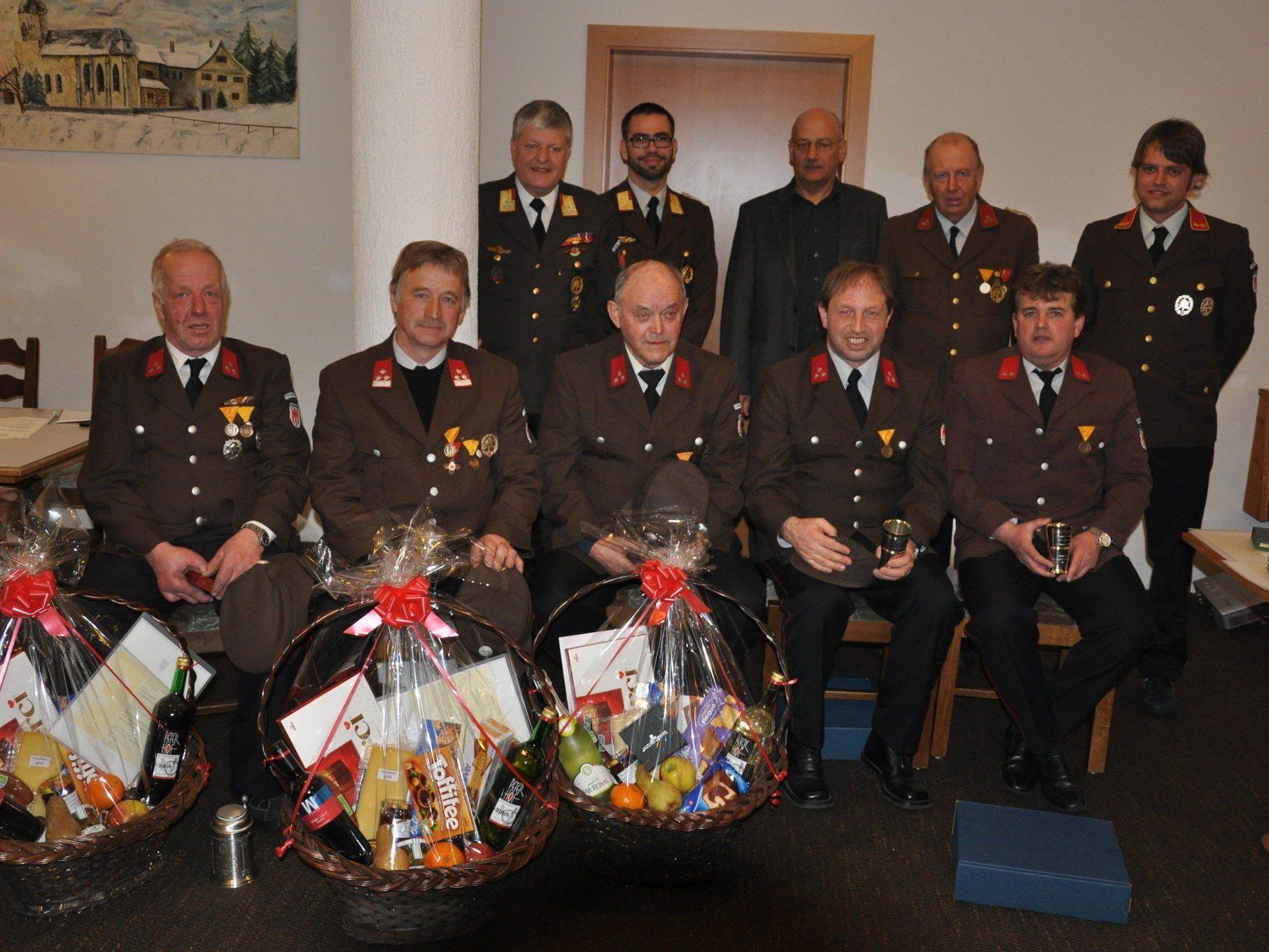 Die fünf geehrten Viktorsberger Feuerwehrkameraden mit den Ehrengästen.