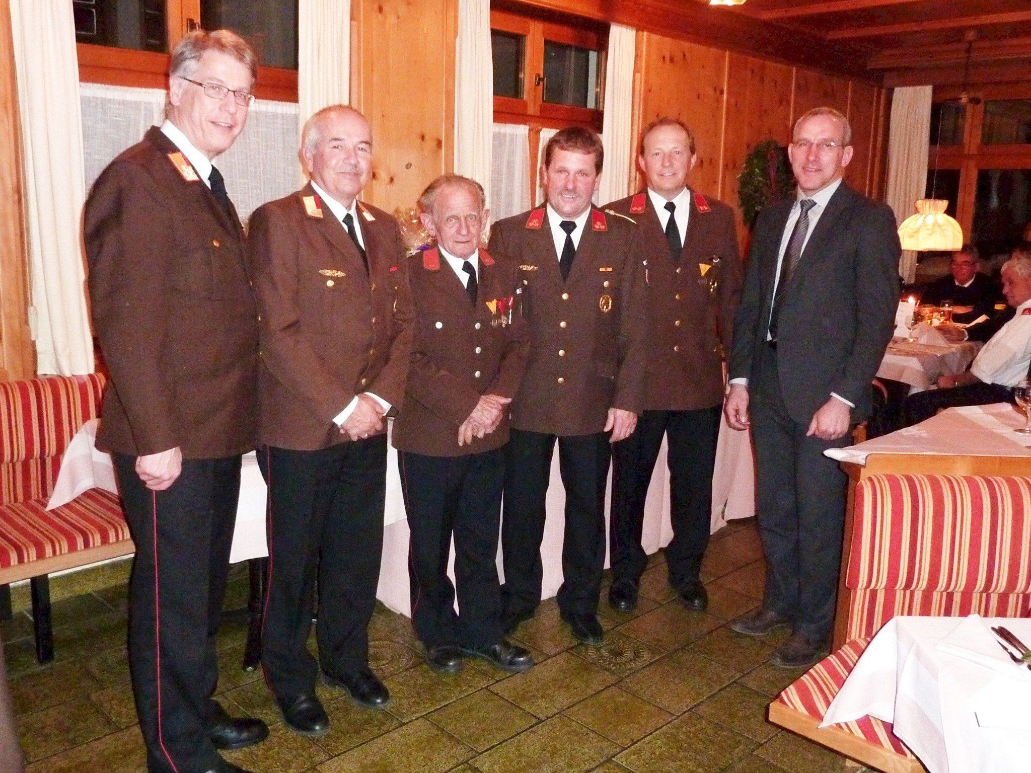 Martin Wittwer (3.v.l.) wurde für seine 70-jährige Mitgliedschaft ausgezeichnet. Martin Wittwer (3.v.l.) wurde für seine 70-jährige Mitgliedschaft ausgezeichnet.
