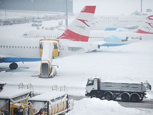 Der Schnee sorgt am Flughafen Wien-Schwechat für Probleme Der Schnee sorgt am Flughafen Wien-Schwechat für Probleme