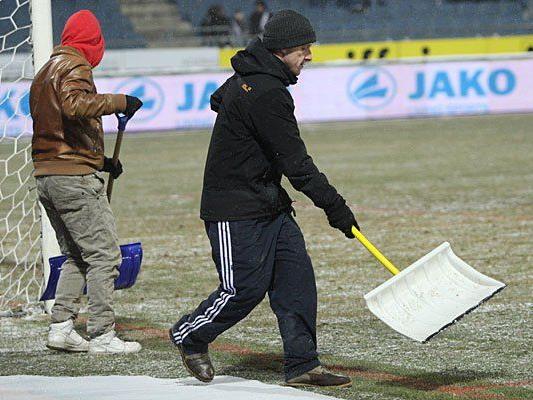 Zwei Fußball-Spielen droht wegen Schnee eine Absage