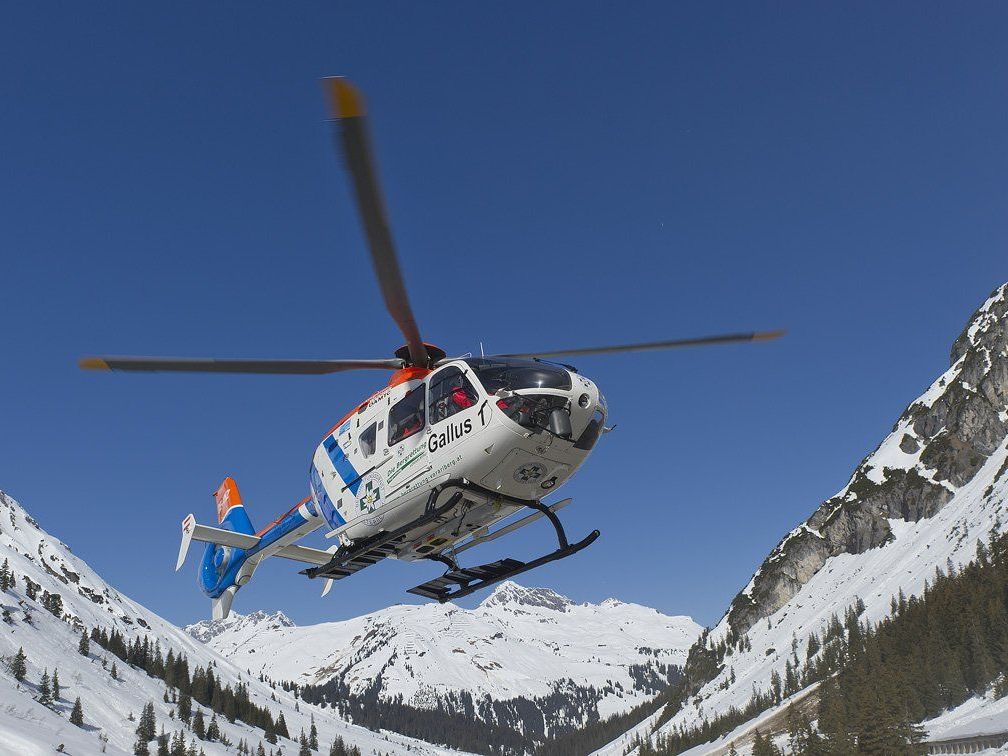 Eine junge Snowboarderin musste mit schweren Kopfverletzungen ins LKH Feldkirch geflogen werden. Eine junge Snowboarderin musste mit schweren Kopfverletzungen ins LKH Feldkirch geflogen werden.