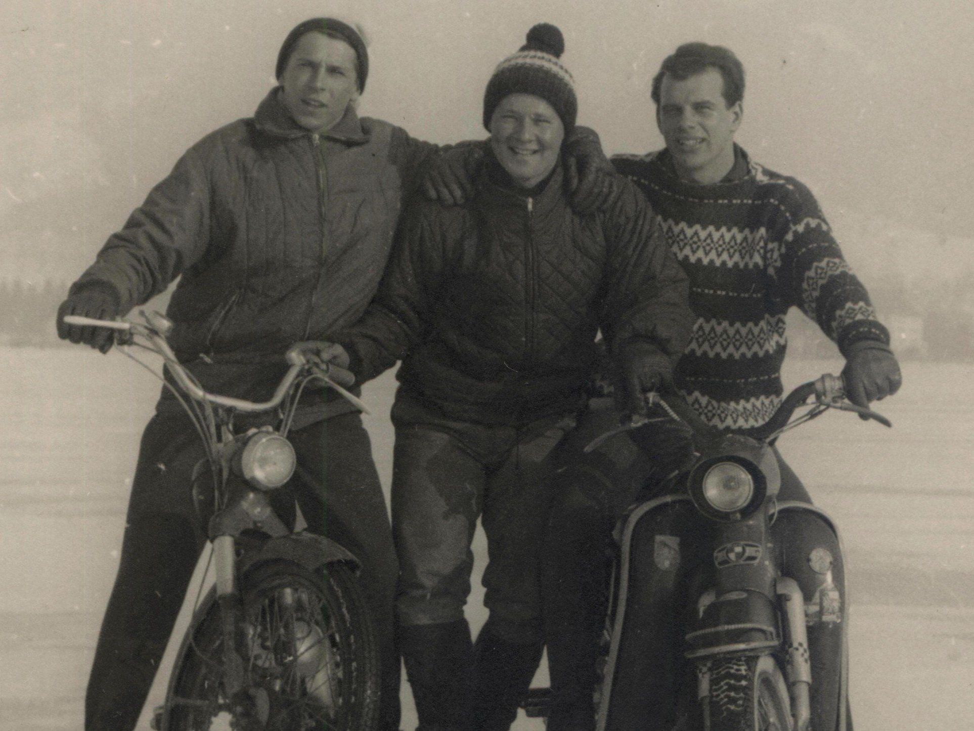 Eugen Loretz (li), Engelbert Gmeinder (mi) und Kurt Gleffe (re) fuhren mit ihren Puch-Mopeds über den See. Eugen Loretz (li), Engelbert Gmeinder (mi) und Kurt Gleffe (re) fuhren mit ihren Puch-Mopeds über den See.
