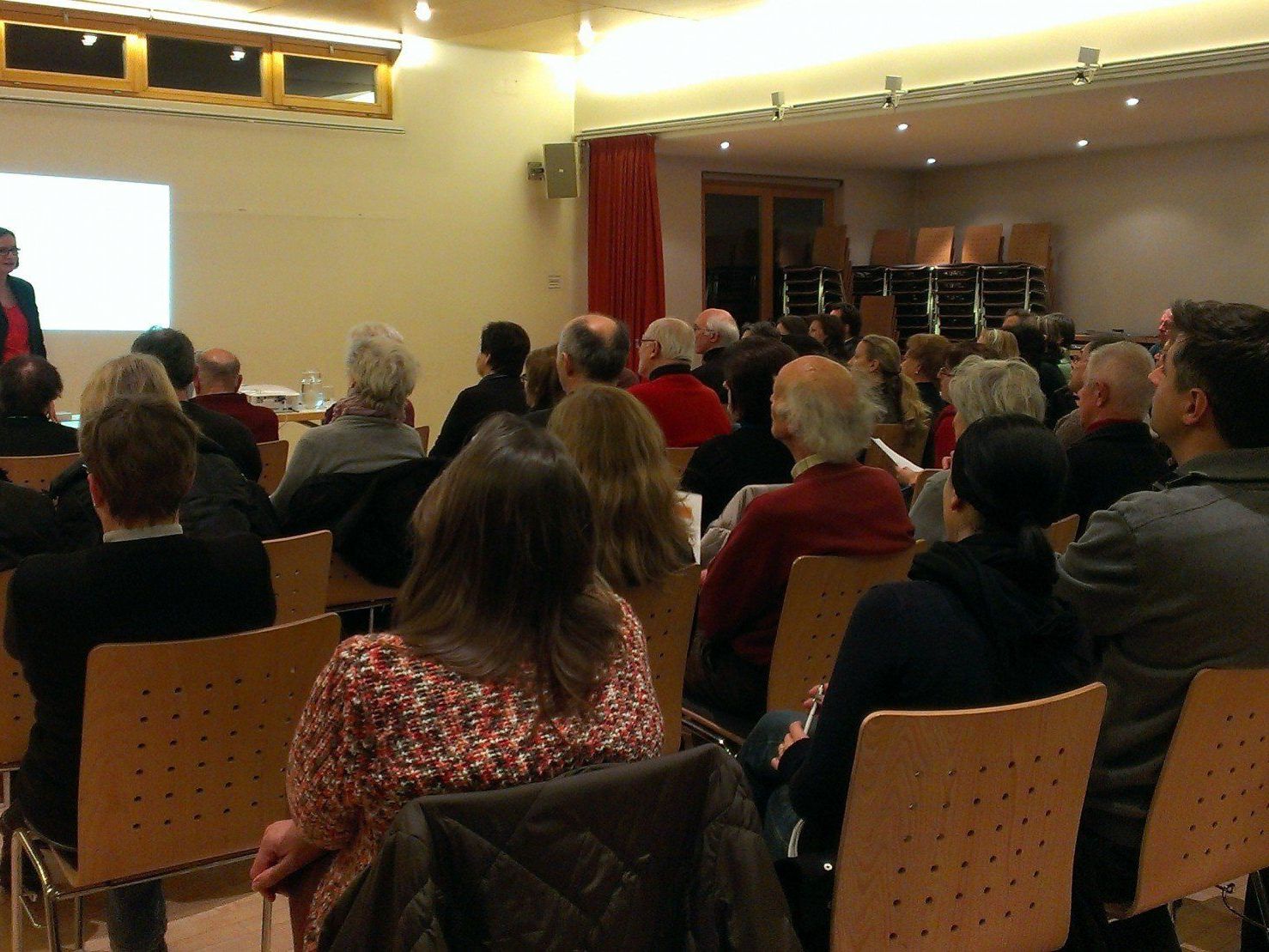 Aus dem ganzen Leiblachtal waren interessierte Besucher zum Vortrag mit Rechtsanwältin Dr. Anita Einsle ins Hörbranzer Pfarrheim gekommen. Aus dem ganzen Leiblachtal waren interessierte Besucher zum Vortrag mit Rechtsanwältin Dr. Anita Einsle ins Hörbranzer Pfarrheim gekommen.