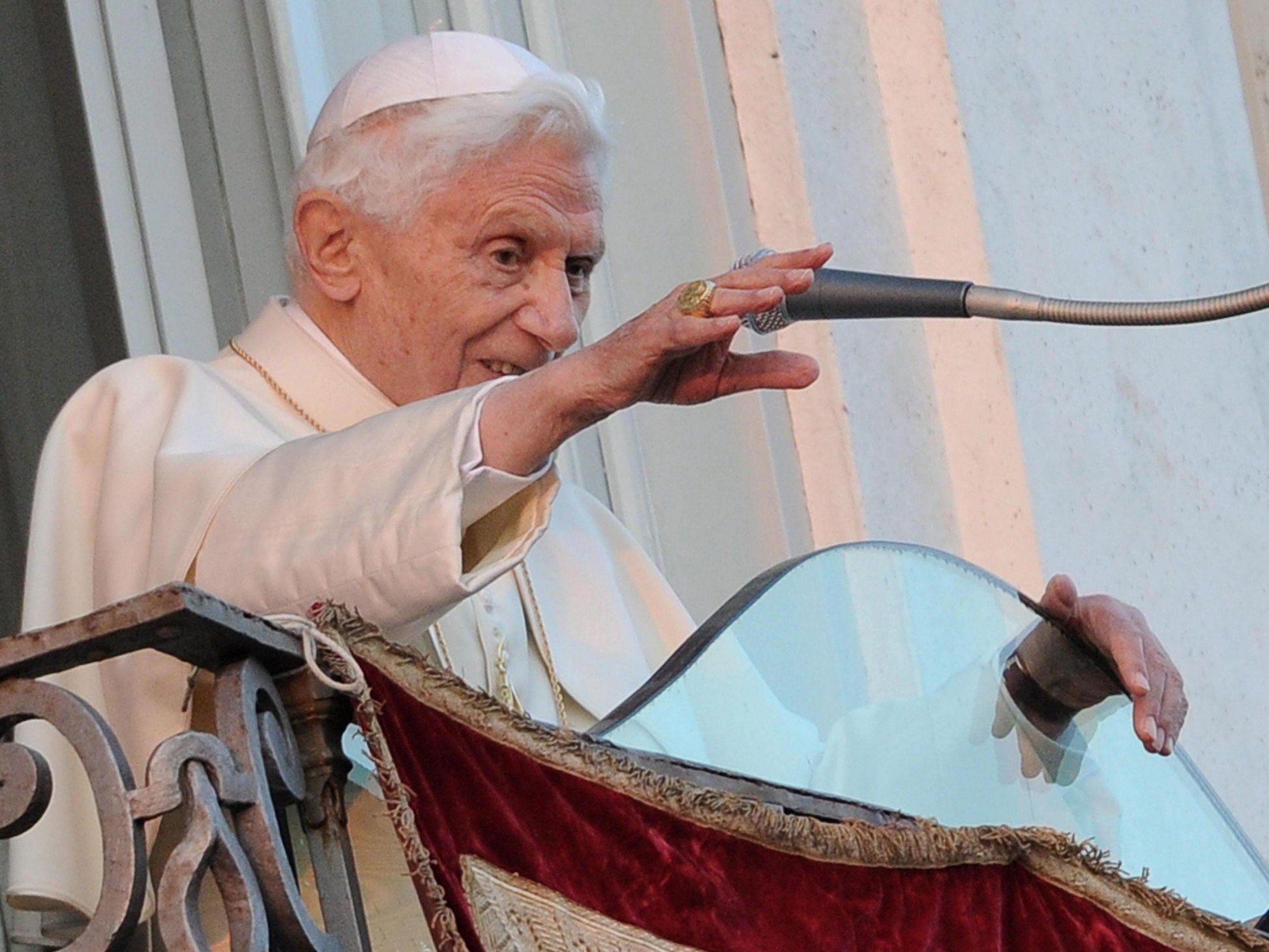 Menschenmenge applaudiert Ratzinger vor der päpstlichen Sommerresidenz. Menschenmenge applaudiert Ratzinger vor der päpstlichen Sommerresidenz.