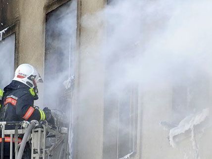 Zimmerbrand in Wien-Penzing: Drei Bewohner mit Rauchgasvergiftungen Zimmerbrand in Wien-Penzing: Drei Bewohner mit Rauchgasvergiftungen