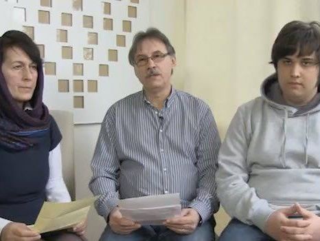 Die Familie des im Jemen entführten Domnik N. beim Video-Appell an die Geiselnehmer Die Familie des im Jemen entführten Domnik N. beim Video-Appell an die Geiselnehmer