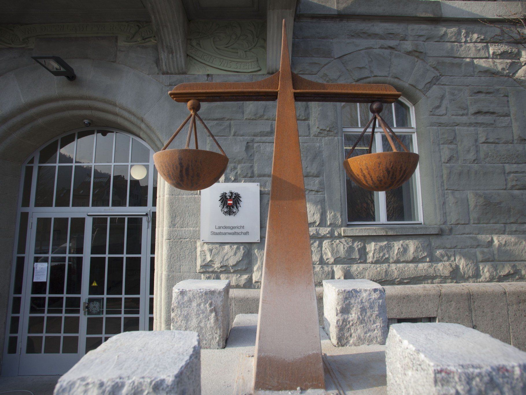 Männer misshandelten arglosen Anwohner - bedingte Haftstrafe plus 6000 Euro Strafe. Männer misshandelten arglosen Anwohner - bedingte Haftstrafe plus 6000 Euro Strafe.