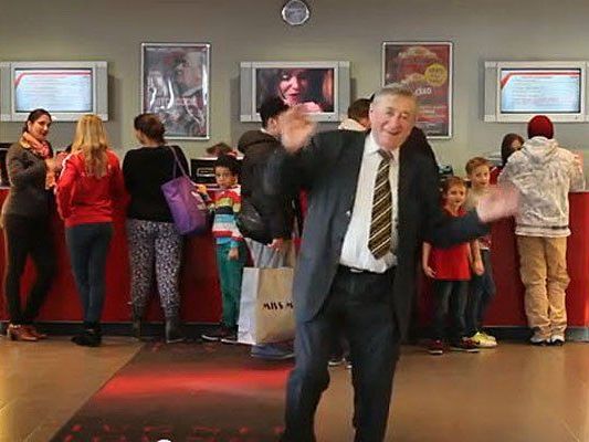 So fröhlich lässt es Lugner im "Harlem Shake" krachen So fröhlich lässt es Lugner im "Harlem Shake" krachen