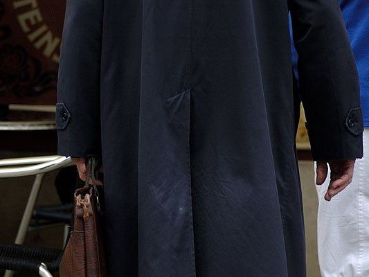 Der Dieb zog sich in dem Shop in Favoriten einfach einen unbezahlten Mantel über und wollte damit gehen Der Dieb zog sich in dem Shop in Favoriten einfach einen unbezahlten Mantel über und wollte damit gehen