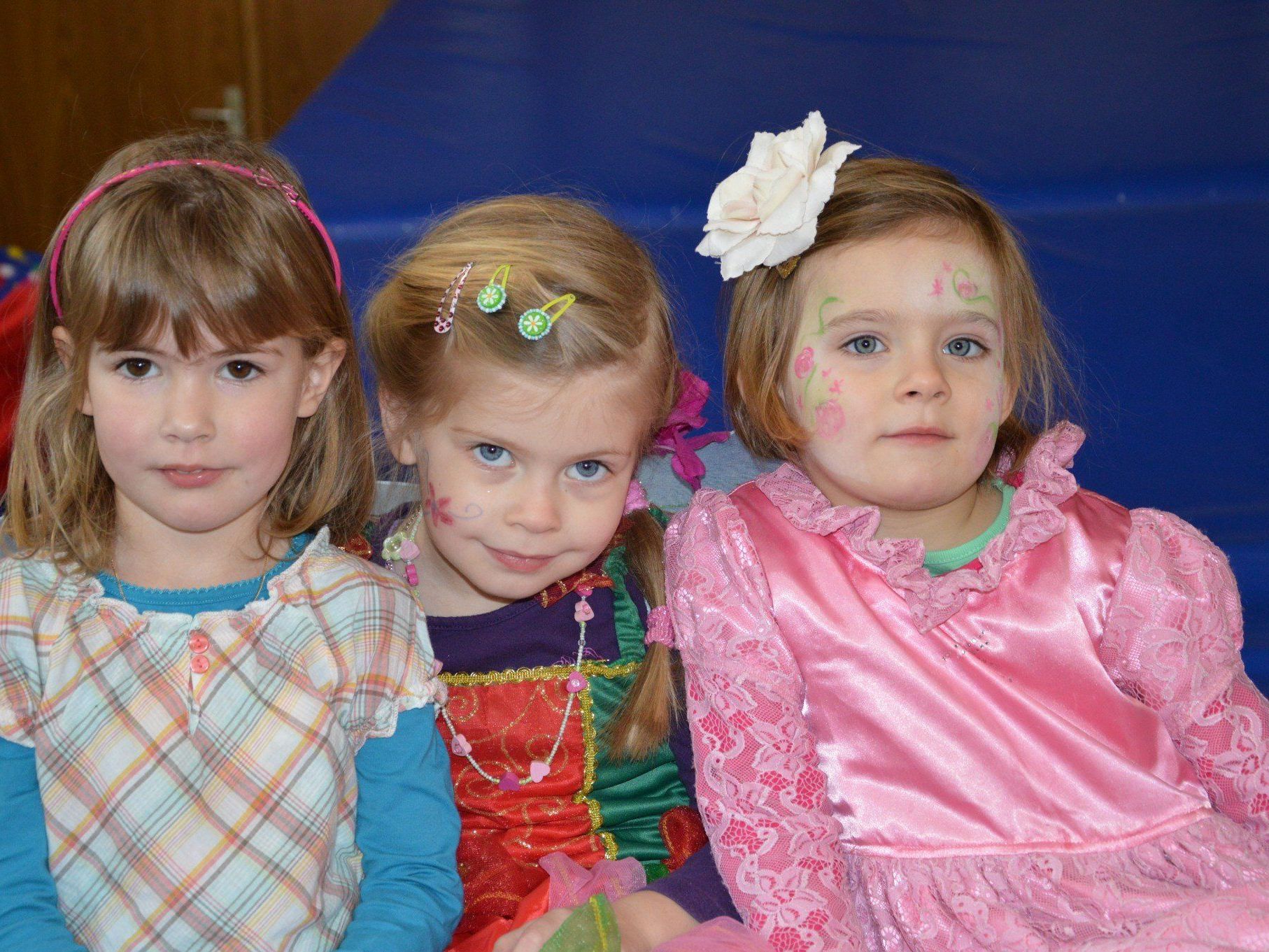 Anna, Valerie und Kathrin beim Mutter-Kind-Turnen Anna, Valerie und Kathrin beim Mutter-Kind-Turnen