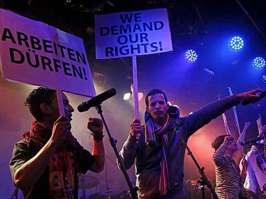 Flüchtlinge des "Vienna Refugee Camp" im Rahmen ihres Auftrittes beim Protestsongcontest