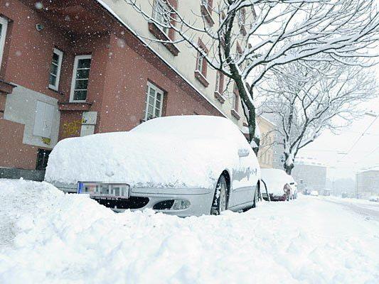 Eine dichte Schneedecke bedeckt Wien - und sorgt für Probleme