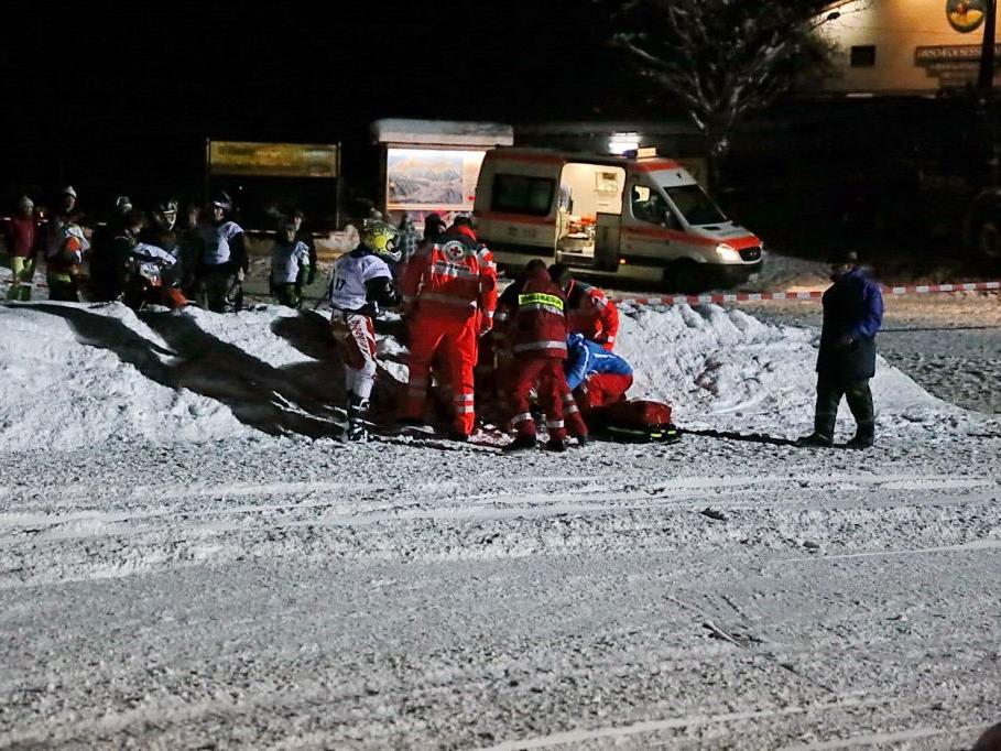Ein Skifahrer, der sich von einer Maschine ziehen ließ, stürzte schwer.