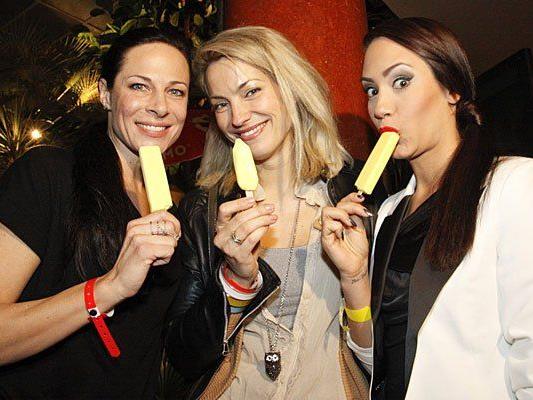 Regina Kail-Urban, Diana Lueger und Sasa Schwarzjirg genießen ihr Tschisi im Volksgarten