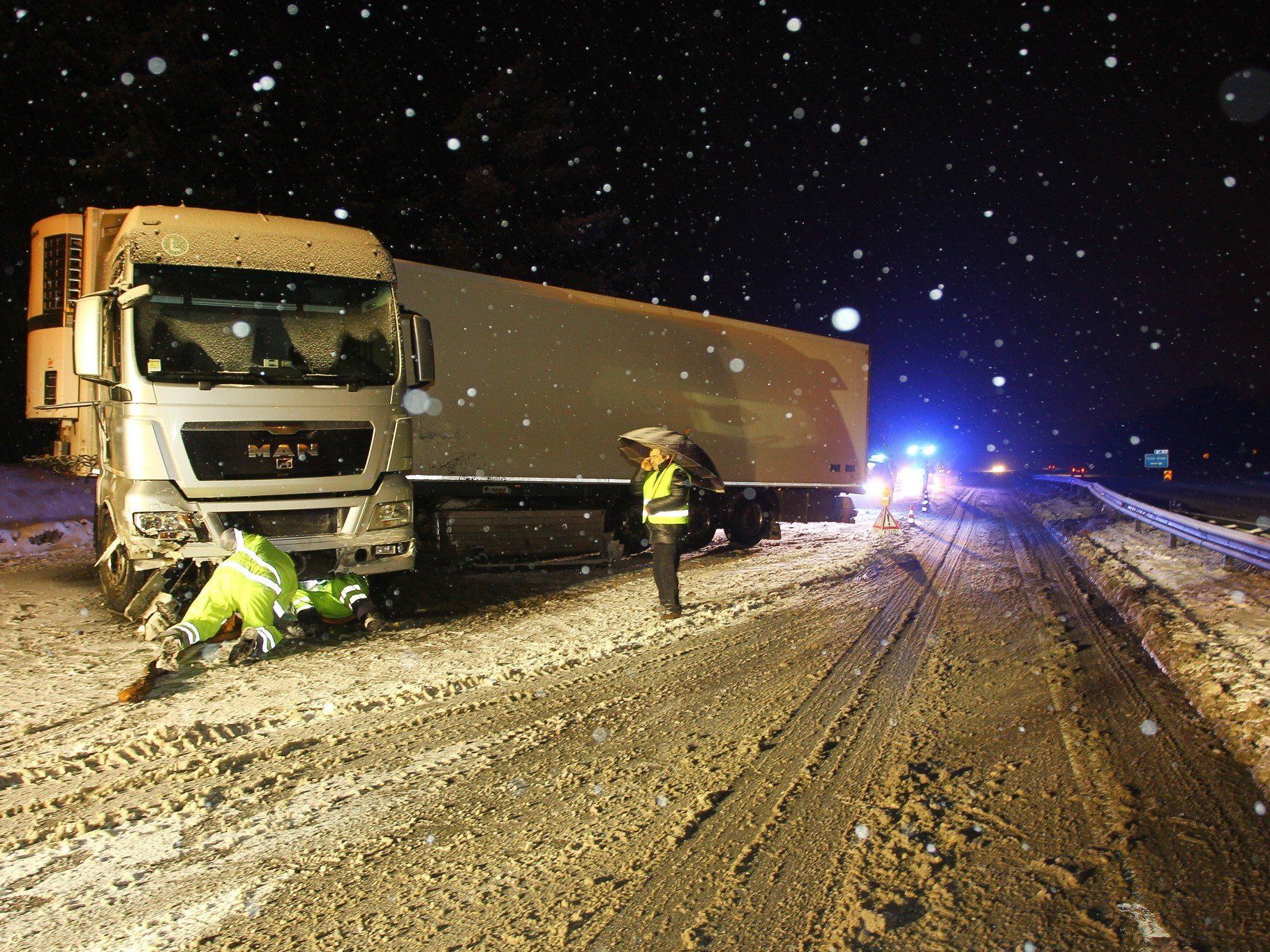 Die beiden Lkw-Fahrer blieben unverletzt. Die beiden Lkw-Fahrer blieben unverletzt.
