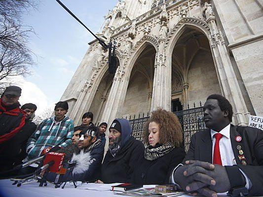 Vor der Votivkirche hielten die Flüchtlinge erneut einen Pressetermin ab