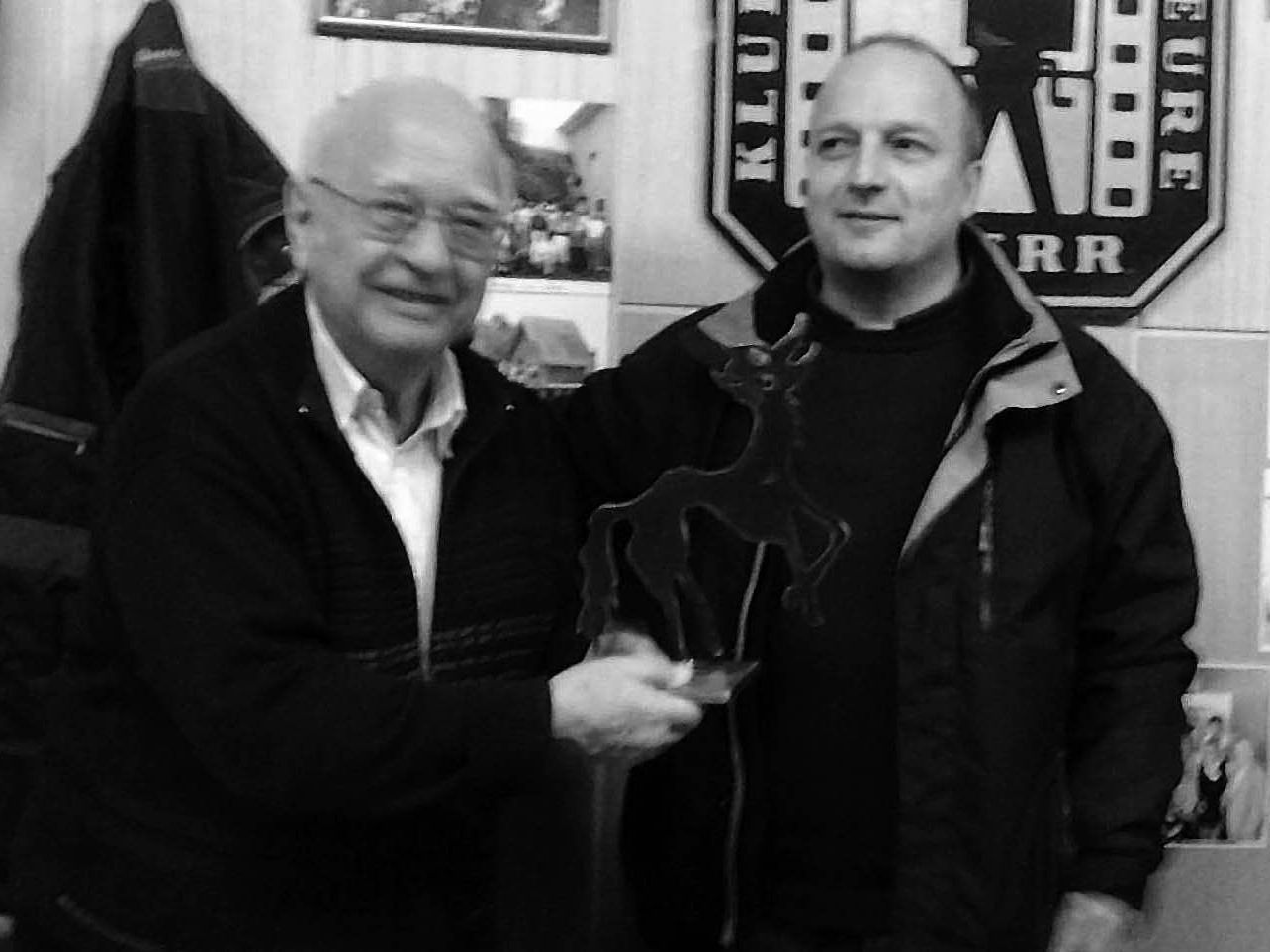 Klushundübergabe durch Obm. W. Fischer an Rudolf Enter in Wien Klushundübergabe durch Obm. W. Fischer an Rudolf Enter in Wien