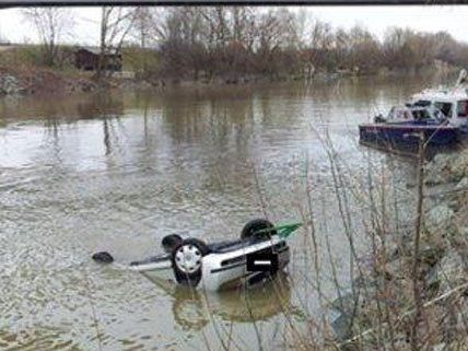 Am Mittwoch wurde ein Pkw aus dem Donaukanal geborgen. Am Mittwoch wurde ein Pkw aus dem Donaukanal geborgen.