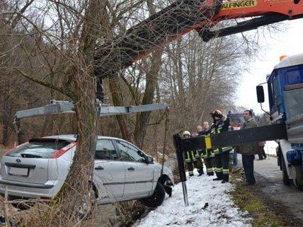 In Krumbach stürzte ein Fahrzeug in einen Bach, der Lenker wurde verletzt.