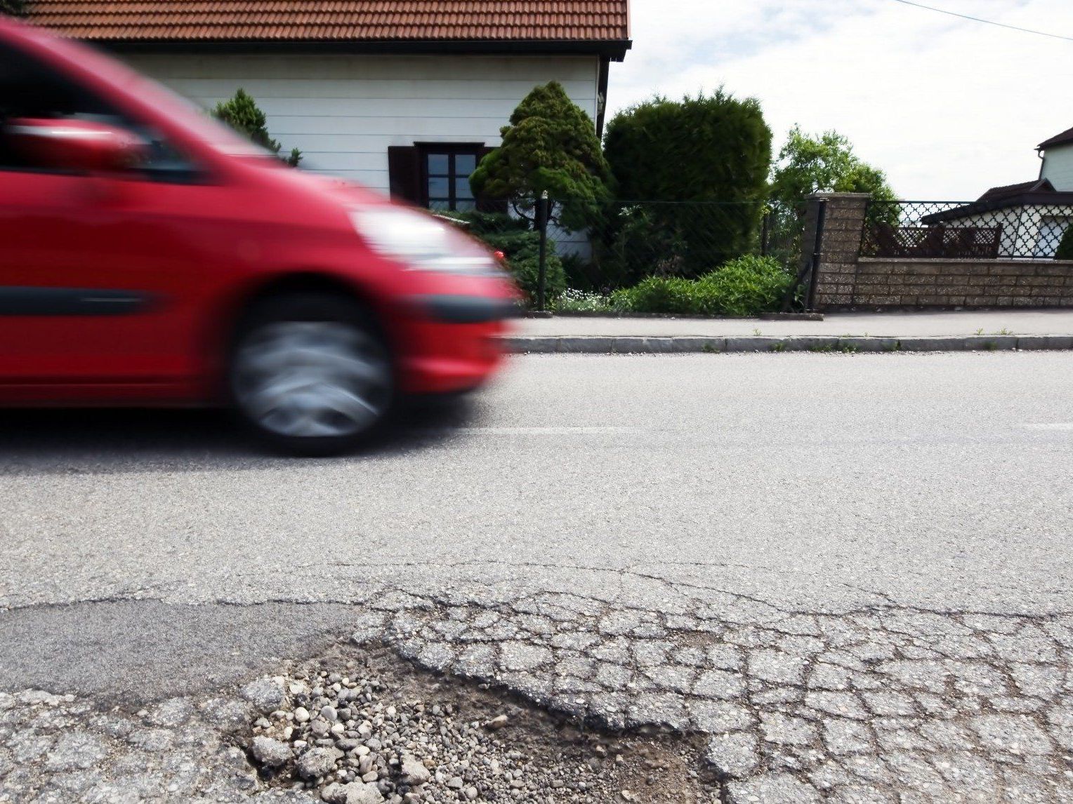 Autofahrerin bemerkte den Vorfall nicht Symbolbild) Autofahrerin bemerkte den Vorfall nicht Symbolbild)