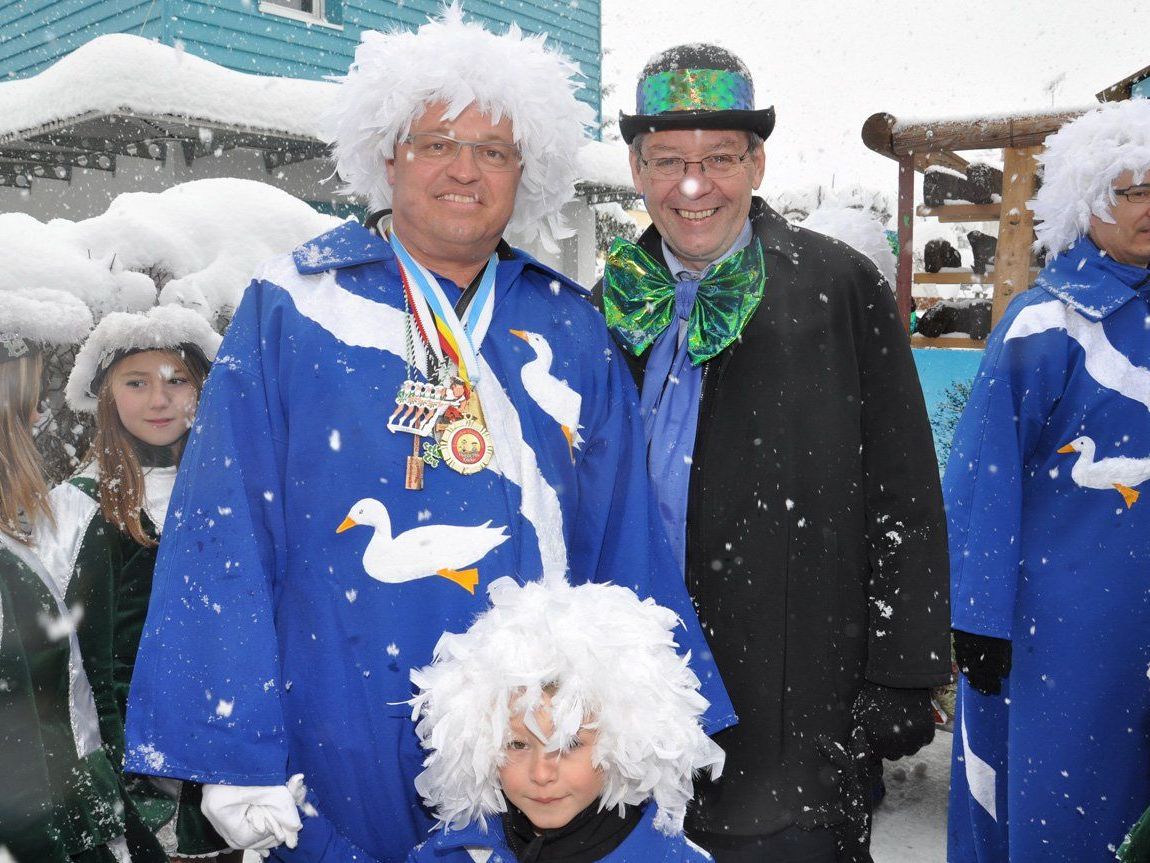 Der Bürgermeister im Entenbachmantel, der Landesstatthalter schneebeflockt. Der Bürgermeister im Entenbachmantel, der Landesstatthalter schneebeflockt.