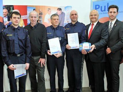 Wiener Polizisten sind im Umgang mit Defibrillatoren geschult. Wiener Polizisten sind im Umgang mit Defibrillatoren geschult.