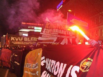 Rund 3.000 Menschen demonstrierten am Freitag gegen den Akademikerball in Wien. Rund 3.000 Menschen demonstrierten am Freitag gegen den Akademikerball in Wien.