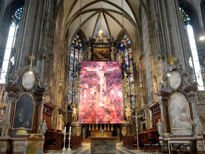 Künstler von Peter Baldiger gestaltete das Fastentuch von den Altar vom Stephansdom.