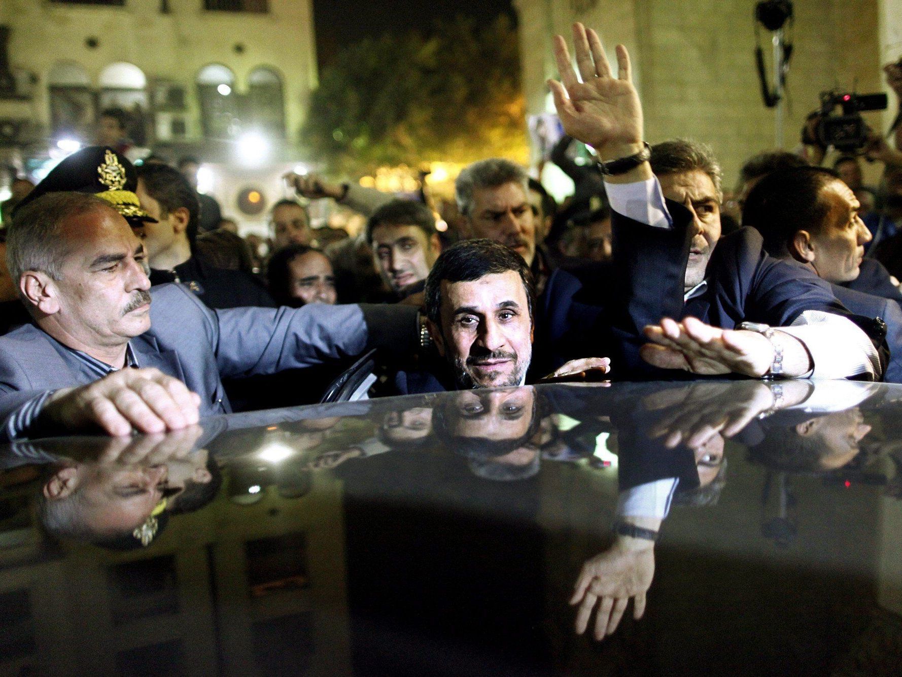 Syrer festgenommen nach versuchten Angriff auf Ahmadinejad. Syrer festgenommen nach versuchten Angriff auf Ahmadinejad.