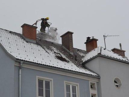 Rasch konnte der Dachstuhlbrand in Wiener Neustadt am Mittwoch gelöscht werden.