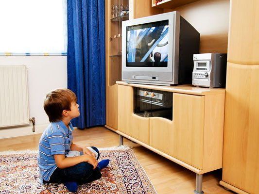 Oft kommt es zur Vereinsamung des Kindes vor dem Fernseher. Oft kommt es zur Vereinsamung des Kindes vor dem Fernseher.