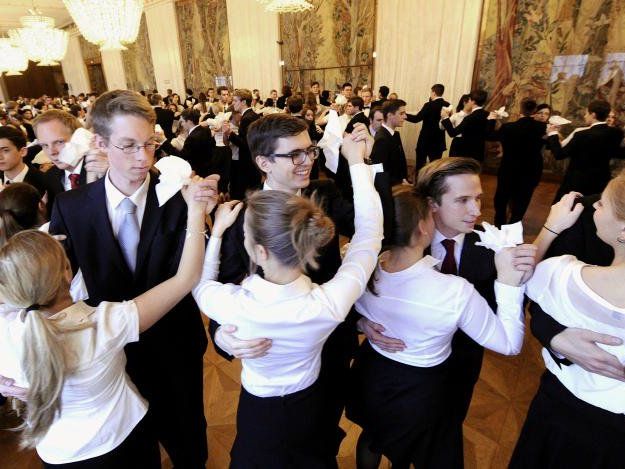 Die Eröffnung am heurigen Opernball ist sehr schwungvoll. Die Eröffnung am heurigen Opernball ist sehr schwungvoll.