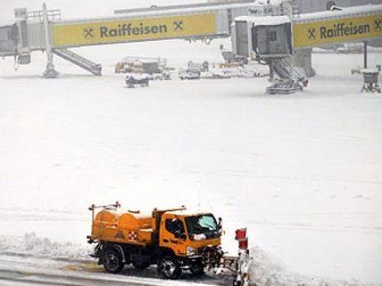 Schneetreiben am Flughafen Wien-Schwechat.