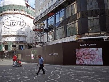 Gerade die Wiener Innenstadt ist bei den Touristen zum Shopping sehr beliebt. Gerade die Wiener Innenstadt ist bei den Touristen zum Shopping sehr beliebt.