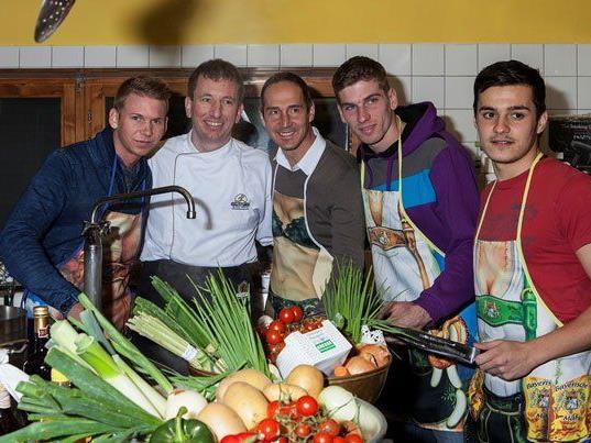 Martin Harrer, mit Manuel Wagner von Rent a cook`s Kochschule, Trainer Adi Hütter und den Neuzugängen Tadej Trdina und Kristijan Dobras.