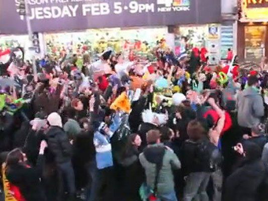 200 Menschen tanzten am New Yorker Times Square 200 Menschen tanzten am New Yorker Times Square