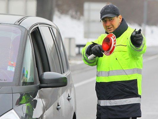 Vier Mitfahrer zwischen 18 und 50 Jahren haben 1600€ für die Fahrt gezahlt Vier Mitfahrer zwischen 18 und 50 Jahren haben 1600€ für die Fahrt gezahlt