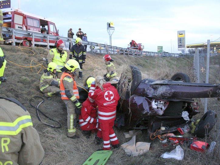 Schwerer Verkehrsunfall auf der Donauuferautobahn (A22).