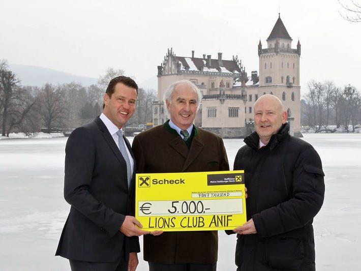 Präsident des Lions Club Anif, Markus Friesacher (links) überreichte Graf Moy (Mitte) den 5.000-Euro-Scheck.