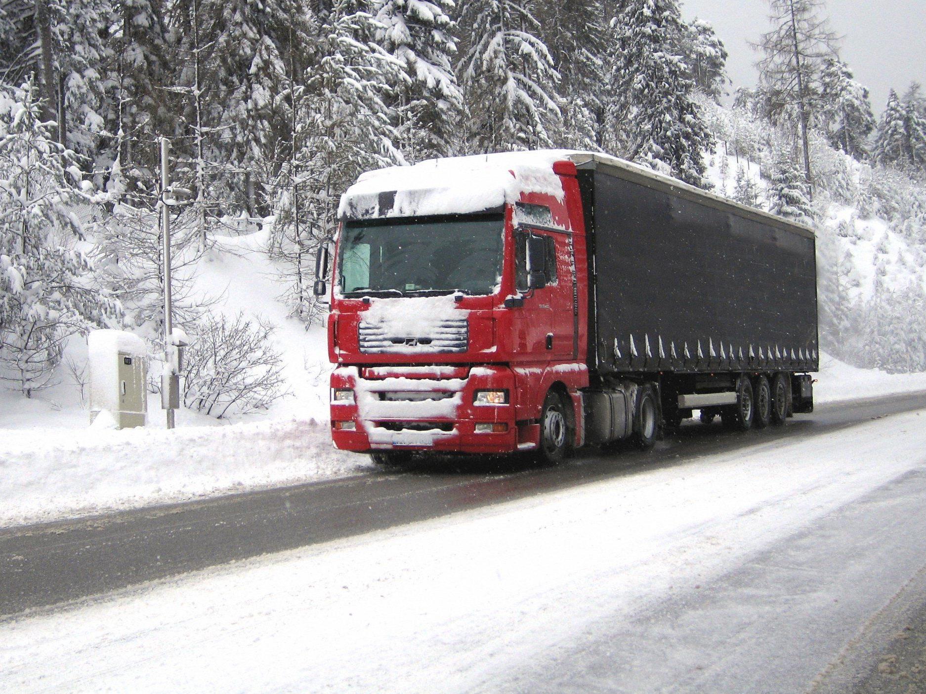 Der tonnenschwere Lkw fuhr mit Sommerreifen auf der Schneefahrbahn.